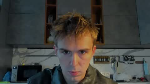 Snapshot of dobrovoritel chatting on May 11, 12:33 pm Robert online show from May 11, 12:33 pm