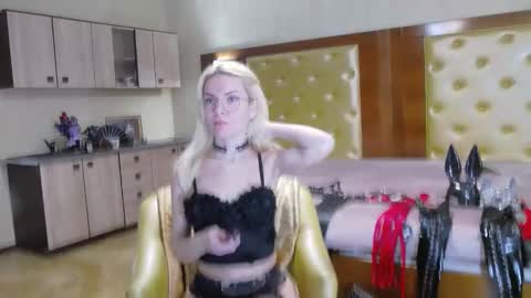 domcaprisse online show from February 19, 12:34 pm