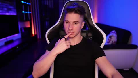 Dorian Reyes online show from October 18, 12:35 am