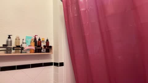 RIRI OR DREAMY online show from December 10, 5:44 pm