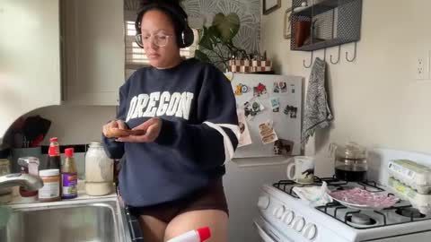 RIRI OR DREAMY online show from October 7, 4:37 pm