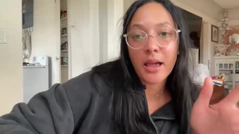 RIRI OR DREAMY online show from January 6, 10:01 pm