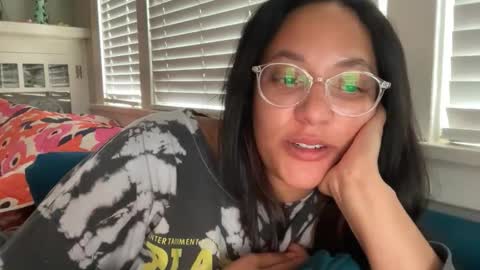 Snapshot of dreamyriri chatting on May 25, 1:44 am RIRI OR DREAMY online show from May 25, 1:44 am