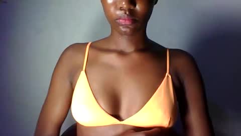 Snapshot of drippingpussy__ chatting on December 20, 6:37 pm drippingpussy__ online show from December 20, 6:37 pm