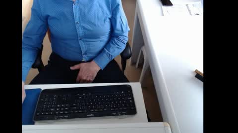 dutchpornking2 online show from April 15, 7:15 am