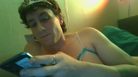 Snapshot of dylanjowelch chatting on December 27, 1:50 pm Aurora online show from December 27, 1:50 pm