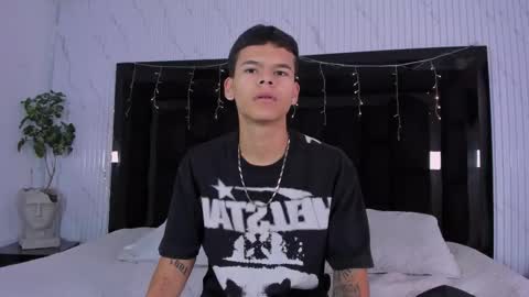 dylanroyce_ online show from March 25, 12:44 pm