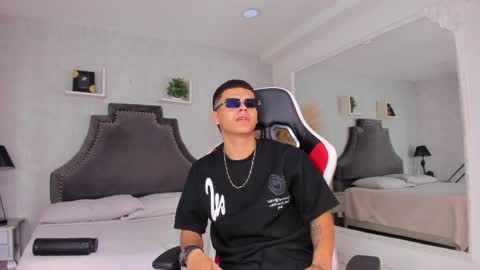 dylanroyce_ online show from June 3, 2:33 pm