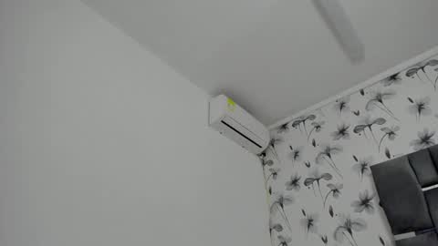 Snapshot of ebanolily chatting on February 12, 1:28 pm ebanolily online show from February 12, 1:28 pm