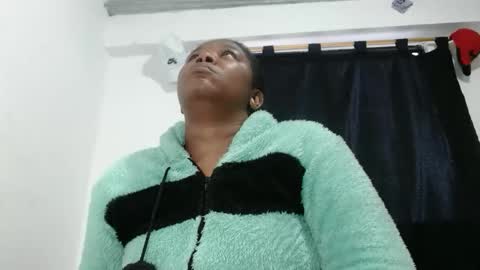 Snapshot of ebony_cristal1 chatting on April 24, 11:12 am Cristal Ebony online show from April 24, 11:12 am
