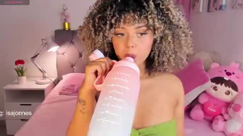 Snapshot of ebony_curly2 chatting on June 18, 9:30 pm isa online show from June 18, 9:30 pm