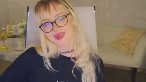 EVA NON NUDE online show from May 1, 4:33 pm