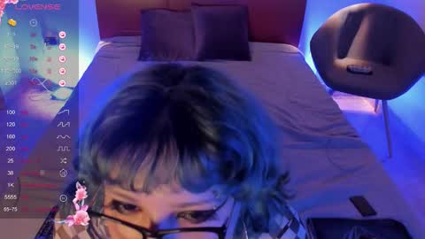 eimy online show from December 17, 7:09 pm