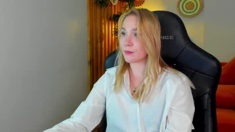 elaravoltage online show from April 21, 7:39 pm