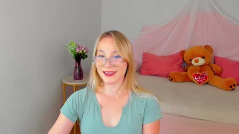 elaravoltage online show from July 11, 5:04 pm