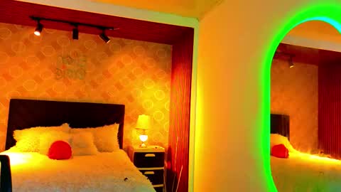 Snapshot of elian_craiggggg chatting on February 19, 12:39 am Elian online show from February 19, 12:39 am