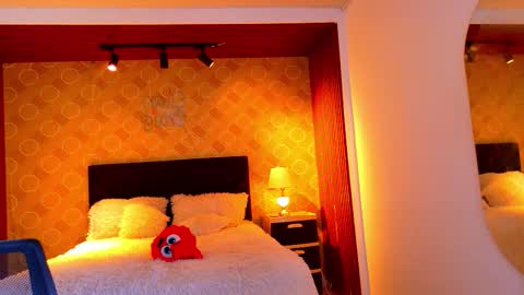 Snapshot of elian_craiggggg chatting on February 22, 2:04 pm Elian online show from February 22, 2:04 pm