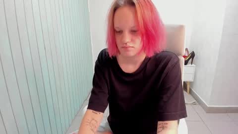 elieiza_xo online show from September 18, 2:35 am