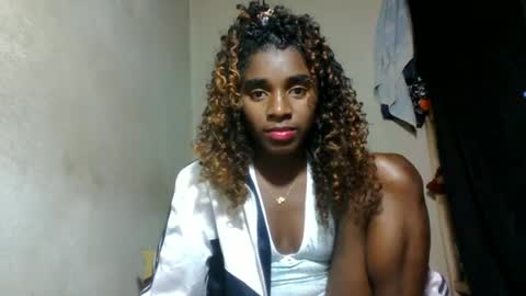 Snapshot of elina981 chatting on July 1, 12:18 pm elina981 online show from July 1, 12:18 pm