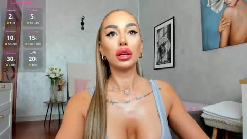 Snapshot of elinamoon_ chatting on June 29, 6:19 am Elina online show from June 29, 6:19 am