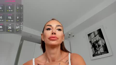 Snapshot of elinamoon_ chatting on July 20, 10:39 am Elina online show from July 20, 10:39 am