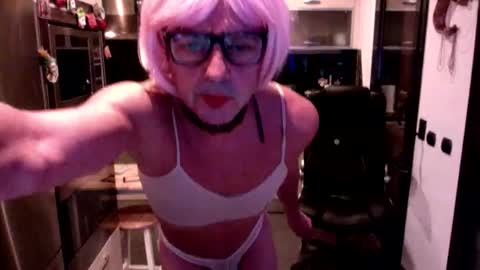 Snapshot of elise_tv chatting on March 22, 8:56 pm Barbie online show from March 22, 8:56 pm