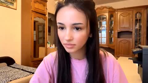 Mia online show from November 6, 10:27 am