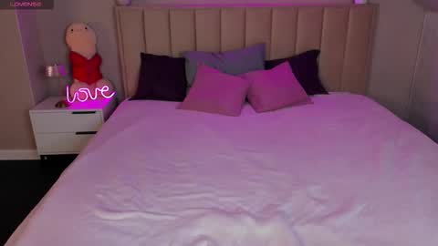 Ella online show from March 10, 10:20 am