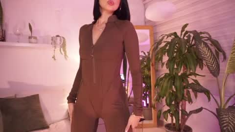 ELLA OWEN online show from July 7, 11:20 pm
