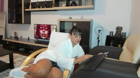 Ella online show from April 3, 4:05 pm