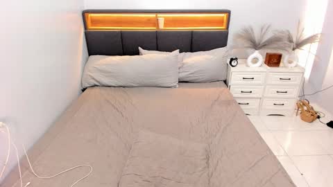 Snapshot of ellabrown_ chatting on February 17, 4:09 am SINGLE PO online show from February 17, 4:09 am