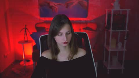 Ella online show from November 18, 9:30 pm