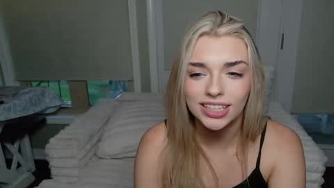 ellalowe online show from May 20, 11:55 pm