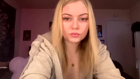 Snapshot of ellejess chatting on March 2, 3:19 pm ellejess online show from March 2, 3:19 pm