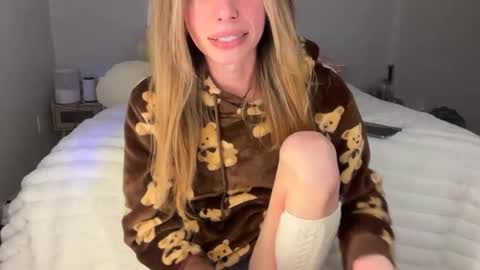 Snapshot of ellieluvs chatting on February 3, 3:15 am ellie online show from February 3, 3:15 am