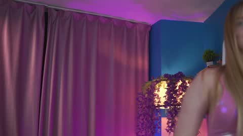 Elyssa online show from April 4, 6:49 pm