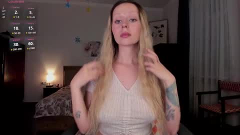 Snapshot of em_emilie chatting on December 21, 3:19 pm Emilie online show from December 21, 3:19 pm