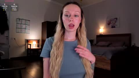 Snapshot of em_emilie chatting on February 20, 8:20 pm Emilie online show from February 20, 8:20 pm