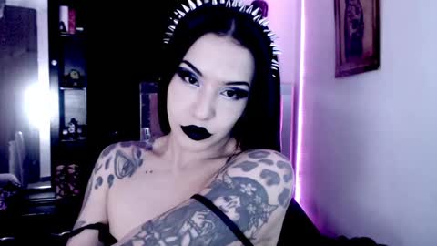 Snapshot of emearld_black chatting on May 3, 3:34 am Emerald Black online show from May 3, 3:34 am