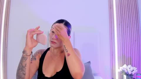 EMILY ROBERTS online show from April 18, 11:14 am