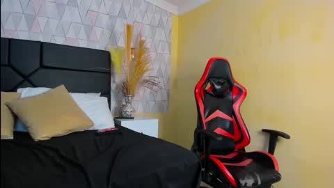 Snapshot of emiilymoss chatting on February 18, 7:32 pm Emy online show from February 18, 7:32 pm