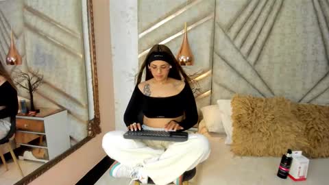 Snapshot of emiilymoss chatting on February 27, 12:10 am Emy online show from February 27, 12:10 am