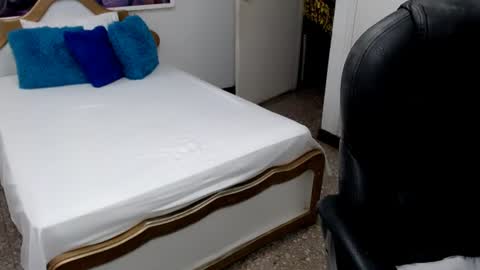 emiliaa_hot online show from July 31, 10:42 pm