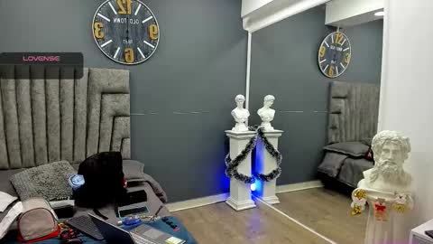 Snapshot of emilio_brandon chatting on December 20, 11:17 am Emilio online show from December 20, 11:17 am