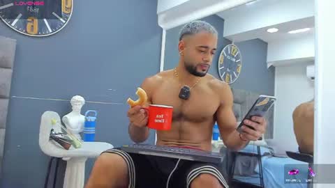 Snapshot of emilio_brandon chatting on June 18, 11:03 am Emilio online show from June 18, 11:03 am