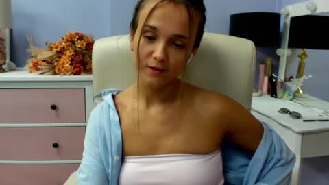Snapshot of emilly_lust99 chatting on June 23, 6:33 am Emilly online show from June 23, 6:33 am