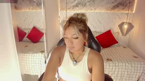 Snapshot of emilly_mell chatting on April 30, 12:11 pm emilly_mell online show from April 30, 12:11 pm