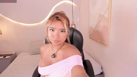 Snapshot of emilly_mell chatting on May 29, 12:14 pm emilly_mell online show from May 29, 12:14 pm