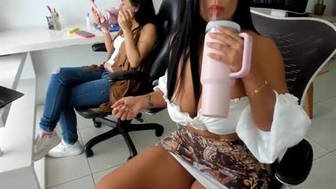 Snapshot of emillybrowm chatting on December 19, 2:46 pm Emilly online show from December 19, 2:46 pm