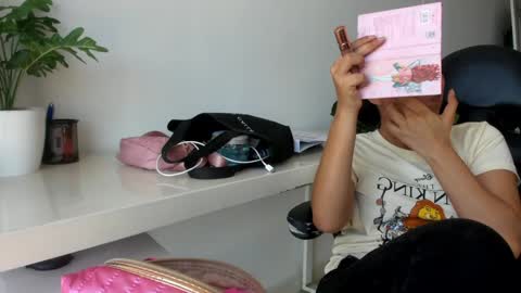 Snapshot of emillybrowm chatting on February 27, 2:28 pm Emilly online show from February 27, 2:28 pm